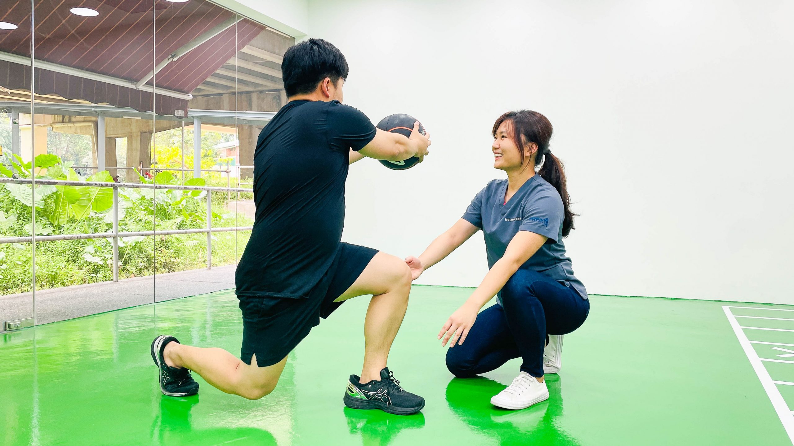 Static lunge and trunk rotation with medicine ball for low back pain Static lunge and trunk rotation with medicine ball for low back pain